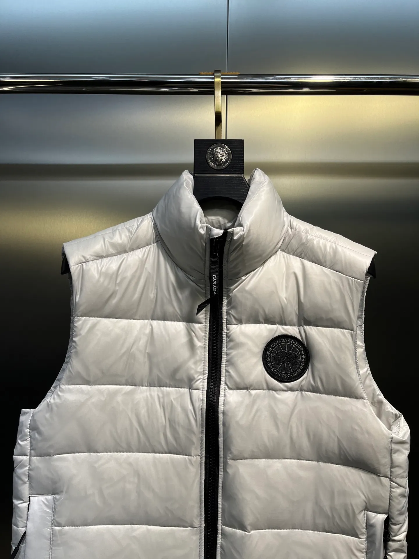 P560 Canadian brand CanadaGoose men's and women's CROFTON lightweight down vest 2229M DWR water-repellent treatment WindWall windproof fabric 700 fleece filling original mold opening details one to one production The upper body effect is stunning Exclusively available on the Xiaohongshu purchasing platform The highest version on the market Size: XS S M L XL XXL